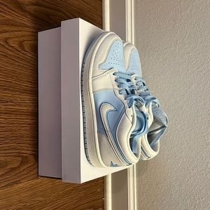 Wmns air Jordan 1 low se color light blue and white